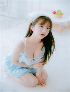 《两个女孩子开车》